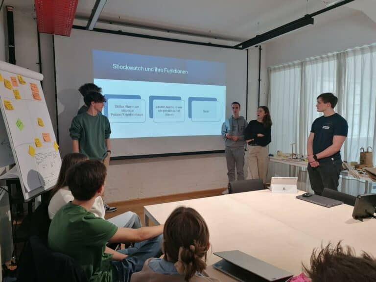 Creative Engineering JG2022_Mechatronik - Abschlusspitch der Gruppe Shockwatch